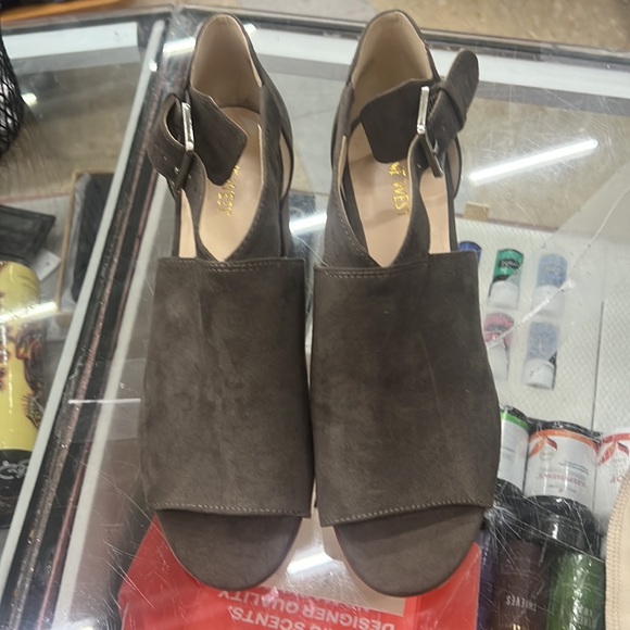 NINE WEST | Groovy Go dark taupe cut-out block heel peep toe heels - Picture 2 of 6